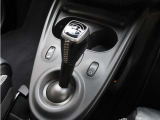 ・BRABUSシフトノブ(アルミ+本革) ・BRABUSベロアマット(BRABUSロゴ入り) ■6速AT(マニュアルモード付き、パドルシフト可能) ■アイドリングストップ ■クルーズコントロール