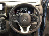 運転にかかわる様々な操作を安全に行えるように視点移動が少なく操作性に配慮されたスイッチ類が凝縮されたコクピットです。