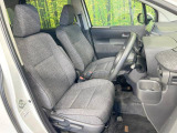 運転席まわりには十分なスペースがあり、大柄な方でもゆったり運転していただける環境です。