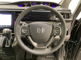 ハンドルにHondaセンシング系のクルーズコントロールやレーンキープアシストなどのスイッチと、オーディオの操作スイッチが装備されています。ハンドルから手を離さず安全に操作できます。