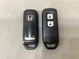 スマートキーを装備しています。鍵を差し込むことなくドアロックの開け閉めと、スタートボタン操作でのエンジンスタートができます。スペアキーも同じものを用意しております。
