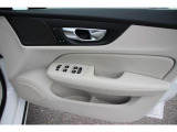 運転席ドアの全景です。キャビンを彩るすべてのものに、機能を形にした美しさが備わっています。
