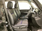 女性でも運転がしやすいように、シートの高さ調整機能(シートリフター)がついています。広い足元にゆったり座れるシートには肘掛も装備しており長距離の運転でも疲れにくいシートです。