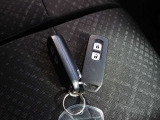 カバンやポケットに入れたままでもドアの施錠・解錠はもちろんエンジンの始動も出来る便利なスマートキー♪