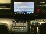バックでの車庫入れも安心です! リアカメラが付いているバックモニター付のナビを装備しております。操作線もついており距離感も画面から確認できます。