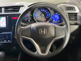 インテリアに合わせたデザインのステアリングは、運転される方のことも考え、運転しやすい形状、大きさです。是非一度、実際に触ってお確かめください。