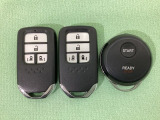 スマートキー付きですからドアロックの開閉およびエンジンスタートが楽々です。電動スライドドアの開け閉めもボタンで操作できます。加えて、純正リモコンエンジンスターター用の操作キーもついています。