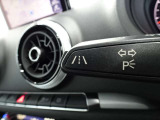 居眠り運転やわき見運転など、万が一車両が道路白線をはみだしそうになると、車がハンドルを自動修正してくれるアウディレーンアシストが装備されております。