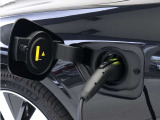 専用コードを接続するだけで簡単に充電が行えます。プラグインハイブリッドモデルT6 AWD PHEVは、走行中の充電のほか、自宅などに設置された充電機器からの充電が可能です。