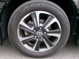 純正のアルミホイールが足元を引き締めています!!