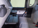 後席には折り畳み式のテーブルがあります。車内での軽食のときに便利ですね。