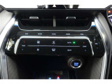 ★エアコンはオートタイプが装着済みです!オートモードにしておけば、車内温度を設定するだけで風の料や吹き出し口の切り替えを機械が行ってくれます!一年中快適な環境を作れますよ♪