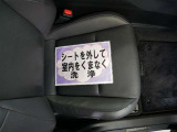 室内外はもちろん、シートを外してニオイの元となるフロアカーペットまで消臭・除菌を実施。中古車を気持ちよくお乗りいただけるクリーニングサービスです。詳細は販売店スタッフまでおたずねください。