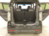 開口部も広く荷物の積み下ろしもしやすいお車となっております。シートの背もたれは5:5の割合で背もたれを可倒でき、前後のシートスライドもできるので荷室をひろげることができます。