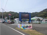 大きなモニターが目印!