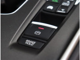 『1台』のお車に対して、3名体制で日々議論を重ね仕入れを行っております。