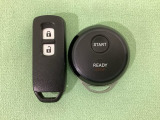 スマートキーを装備しています。鍵を差し込むことなくドアロックの開け閉めと、スタートボタン操作でのエンジンスタートができます。加えて、純正リモコンエンジンスターター用の操作キーもついています。