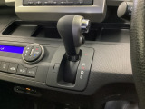 CVT車のセレクトレバーです。低速から高速まで、変速ショックのないスムーズな走りを実現するとともに、エンジン効率のよい領域を維持することで燃費にも貢献します。