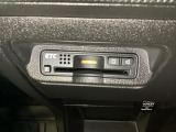 エアコンパネルの下にETCがついています。高速道路の料金所の通過も楽々です!。 カードの取り出しもしやすい場所についています。