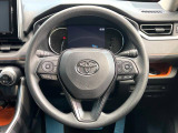 インテリアに合わせたデザインのステアリングは、運転される方のことも考え、運転しやすい形状、大きさです。是非一度、実際に触ってお確かめください。