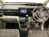 車内は光触媒抗菌消臭施工済です。インパネ周りはスタイリッシュなデザインです。グローブボックスやカップホルダーのほかにトレーなどたくさんの収納スペースが付いています。