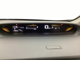 デジタル表示のスピードメーターとタコメーターを大きく配した見やすいメーター部になっています。左側のインフォメーション画面でオドメーターや燃費などの情報を確認できます。