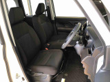 運転席の座面高さを調整できるシートリフターが付いています。