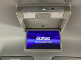 天井にリア席モニターが付いています。ナビゲーションで再生しているDVD等の映像を、後部座席の方にご覧いただくことができます。お子様にも大人気です。