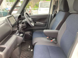 運転席シートには肘掛もついてます。