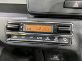【オートエアコン】一度お好みの温度に設定すれば、車内の温度を検知し風量や温度を自動で調整。暑い…寒い…と何度もスイッチ操作をする必要はありません。快適な車内空間には必須の機能ですね♪