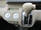 インテリアデコレーション(シフトカバー)が付いています。シフトを握るたび、気分が上がりますね。