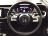 【ハンドル】運転にかかわる様々な操作を安全に行えるように視点移動が少なく操作性に配慮されたスイッチ類が凝縮されたコックピットです。