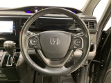 ハンドルにHondaセンシング系のクルーズコントロールやレーンキープアシストなどのスイッチと、オーディオの操作スイッチが装備されています。ハンドルから手を離さず安全に操作できます。