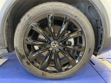 ブラックペイントが施された専用18インチアルミ!タイヤサイズは215/50R18です!