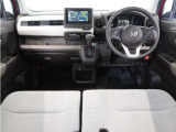 視界広々で運転しやすくロングドライブでも疲れを感じさせないすっきりとまとまったインパネ周りです。