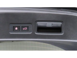 ボタンを押せば、リヤゲートが開閉するスイッチです。両手が荷物でふさがっていても、スイッチを押せば自動で動きます。