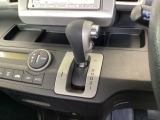 5速AT車のセレクトレバーです。低速から高速までスムーズな走りを実現するとともに、エンジン効率のよい領域を維持することで燃費にも貢献します。