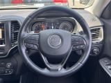 革巻きのステアリングハンドル!JEEPロゴがおしゃれでかわいいです。ハンドルヒーターも装備されております。