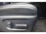 運転席にはパワーシートが付いております。パワーシートは指先1つで操作出来るためチカラの弱い女性の方でもシートに座ったまま操作出来ます♪