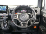 【Honda SENSING】 カメラ等装置で精度の高い検知能力を発揮、安全運転を支援します。ステアリング上のコントローラーに注目!