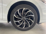 20555R16タイヤにActive PlatinumEdition専用アルミホイールを装着。