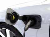 専用コードを接続するだけで簡単に充電が行えます。プラグインハイブリッドモデルRecharge T6 AWD PHEVは、走行中の充電のほか、自宅などに設置された充電機器からの充電が可能です。