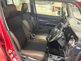 運転席まわりには十分なスペースがあり、大柄な方でもゆったり運転していただける環境です。
