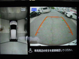 アラウンドビューモニター クルマを上空から見下ろしているかのように、視認しにくい周囲の情報を映像で提供します。クルマをスムーズに駐車させる事ができます。