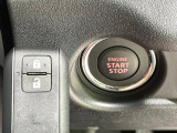 【キーレススタートシステム】カバンやポケットに入れたままでもドアの施錠・解錠が可能なスマートキーを装備。エンジンのオン・オフ時もカギを取り出す必要が無いからとっても便利です♪
