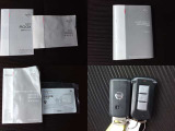取扱説明書・メンテナンスノートです。スマートキーも2つ揃っております。