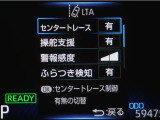 レーンディパーチャーアラートとは車線または走路からの逸脱の可能性を警告すると共に、車線または走路からの逸脱を避けるためのハンドル操作の一部を支援する機能です。詳細は販売店スタッフまでおたずねください。