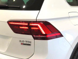 「LEDテールランプ」ブレーキを踏むとLEDによるはっきりとしたグラフィックを描き出し、後続車からの視認性を高めて追突の危険性を軽減します。