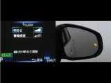 隣車線を走る車両をレーダーで検知し、ドアミラーでは確認しにくい後側方エリアに存在する車両に加え、急接近してくる車両も検知します。車両を検知するとドアミラーに搭載されたLEDインジケーターが点灯します。