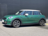 数あるMINI中古車より弊社のお車をご覧頂き、ありがとうございます!弊社はMINI正規販売店であり、整備を整えてからのご納車となりますので安心してお乗り頂けます。もちろん全国にご納車も可能です!